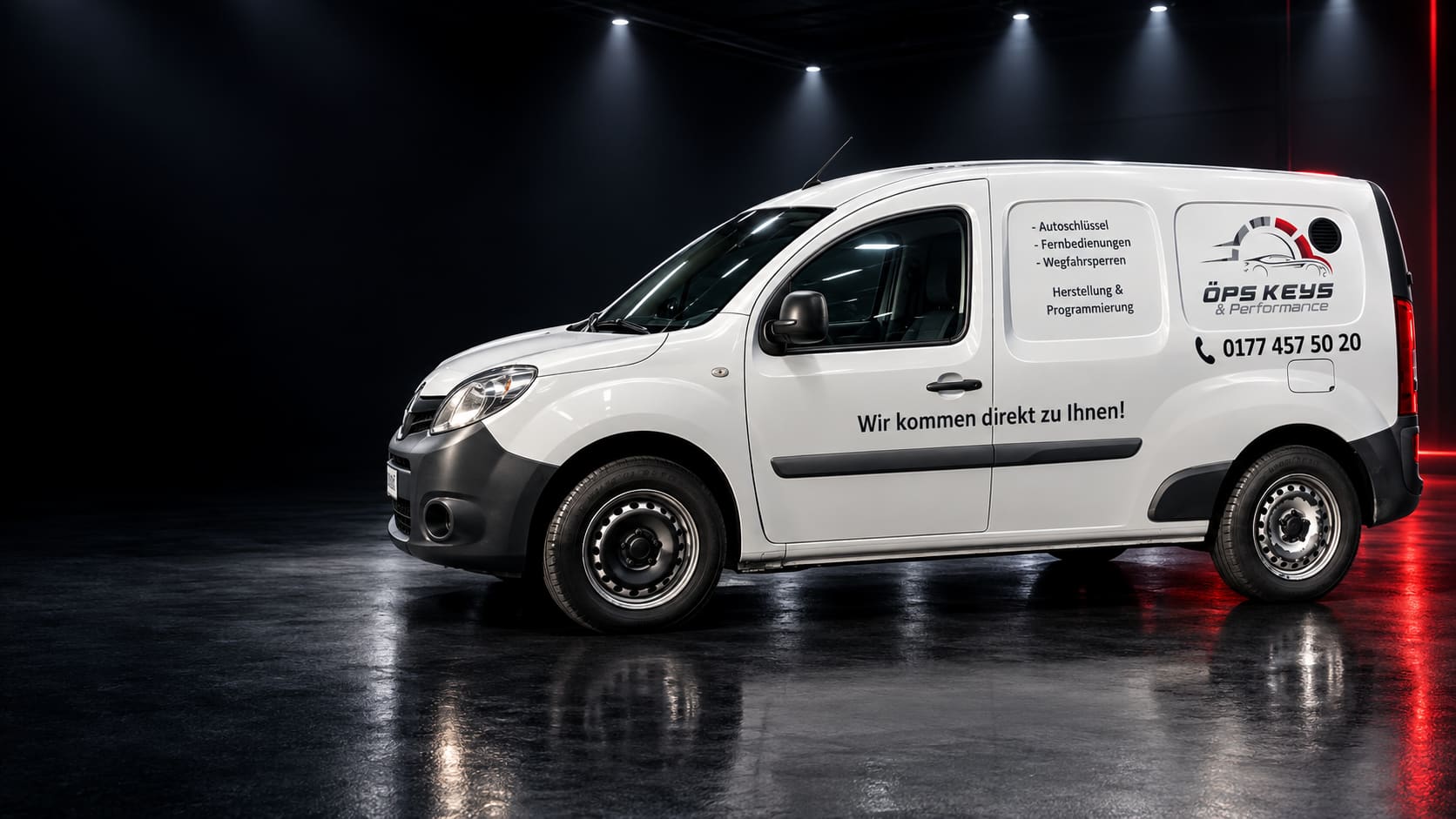 Weißes Servicefahrzeug von ÖPS KEYS & Performance mit Logo und Telefonnummer